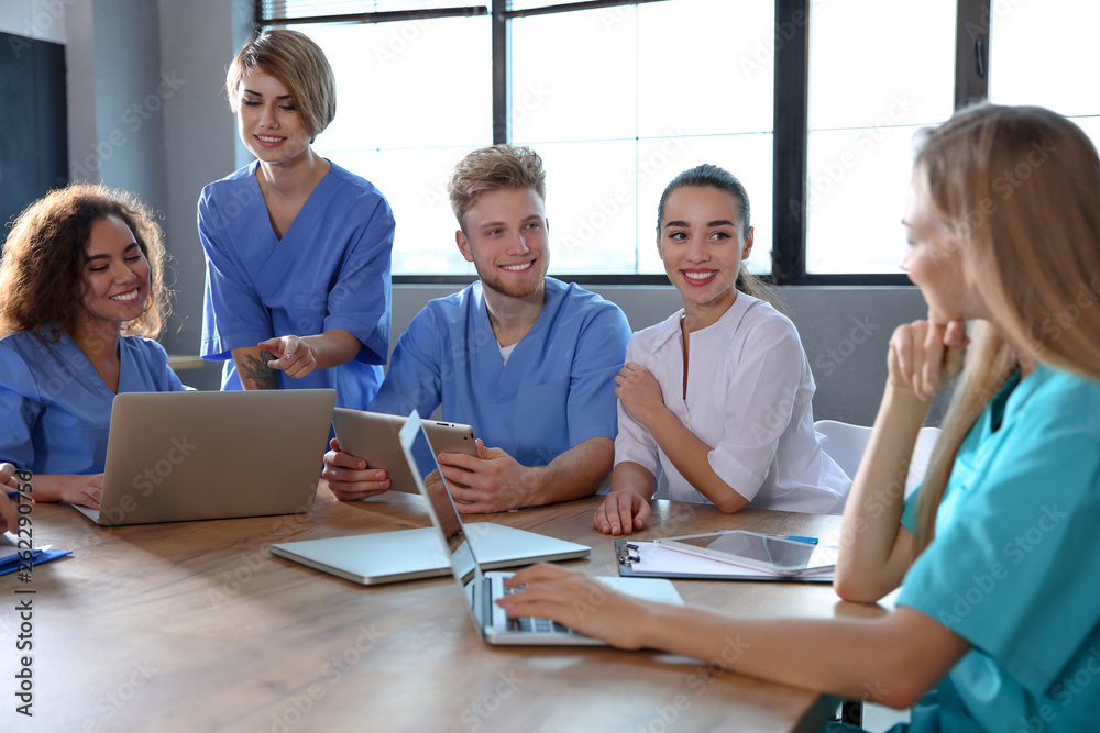 Obraz premium Group of smart medical students with gadgets in college