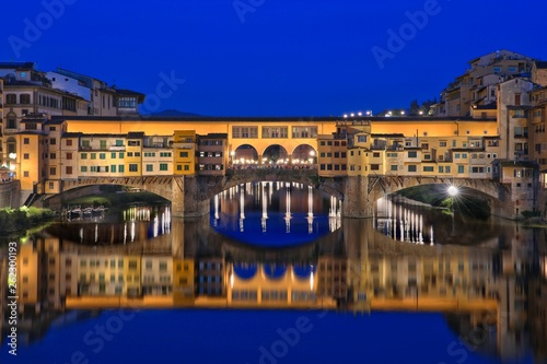 Fotografia Luci su Ponte Vecchio in una sera d'estate - Firenze