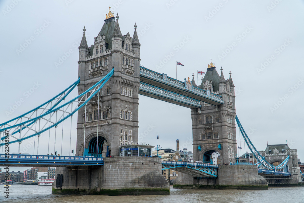 Obraz premium Tower Bridge w Londynie w kwietniu 2019 r