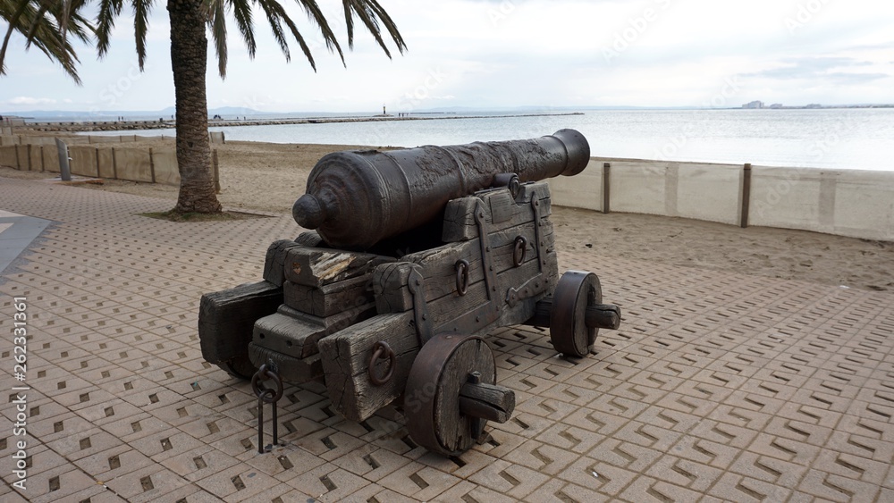 Cañón antiguo siutado en el paseo de la playa