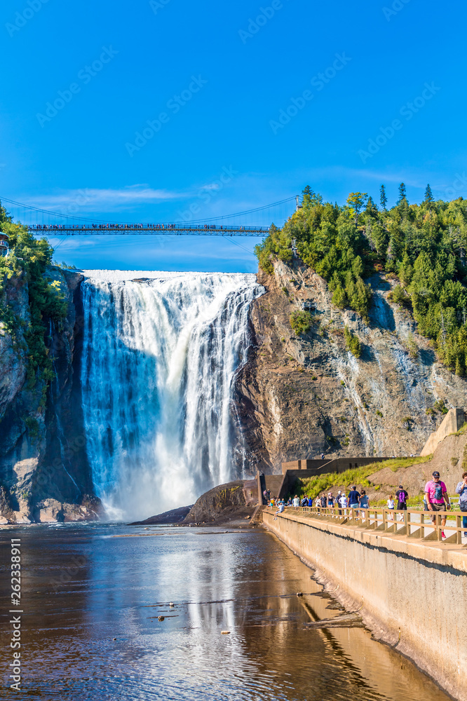 Fototapeta premium Quebec, Kanada - 16 września 2018: Montmorency Falls jest wodospad na rzece Montmorency w Quebec, Kanada. Wielu turystów, którzy tam odwiedzają, jest traktowanych na wiele sposobów, aby zobaczyć wodospady