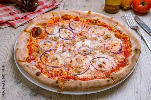 Pizza with tuna and red onion