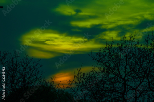 Sonnenuntergang in gr  nem Licht  sieht aus we Polarlichter  Nordlichter