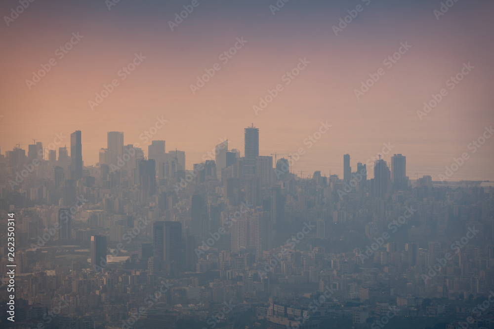Plakat Panoramę Bejrutu podczas Złotej godziny z Aley na Bliskim Wschodzie (Liban)