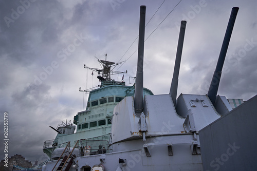 Konstfotografi Front main gun turret with tree big guns and with captain bridge behing in the british cruiser HMS Belfast who served in World war two in north atlantic ocean and now is exhibited like museum ship