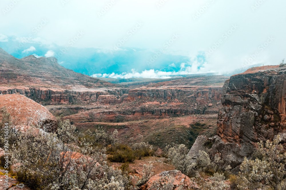 nubes y rocas erosionadas