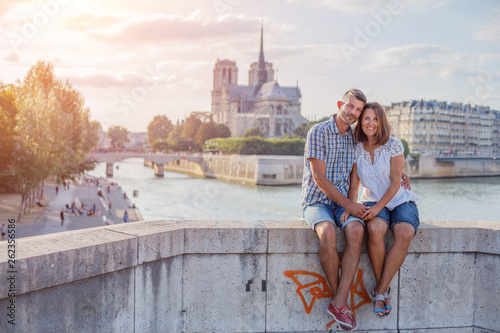 Photography Happy couple hugging near Notre-Dame cathedral in Paris