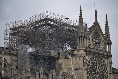 Echafaudage détruit de la cathédrale Notre Dame
