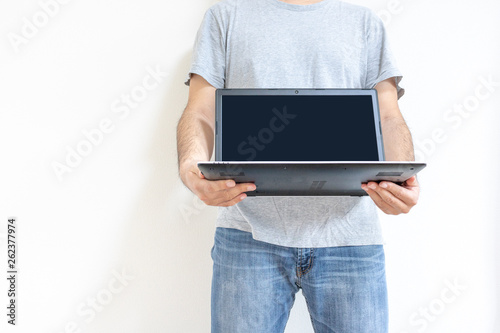 ノートパソコンを持った男性