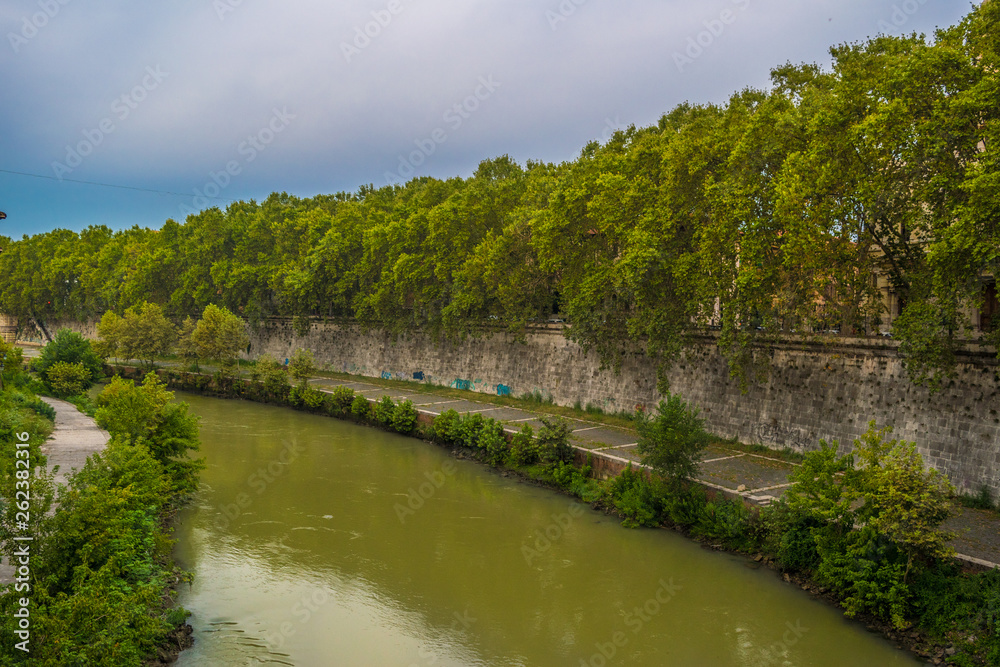 TIBER RIVER AT FABRICIO BRIGDE IN ROME