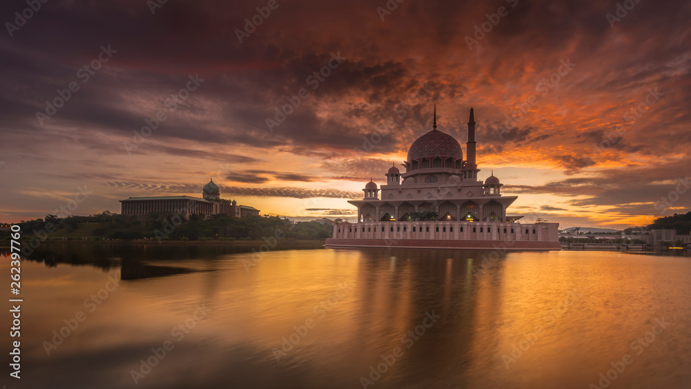Obraz premium Sunrise scenery at Putrajaya mosque 