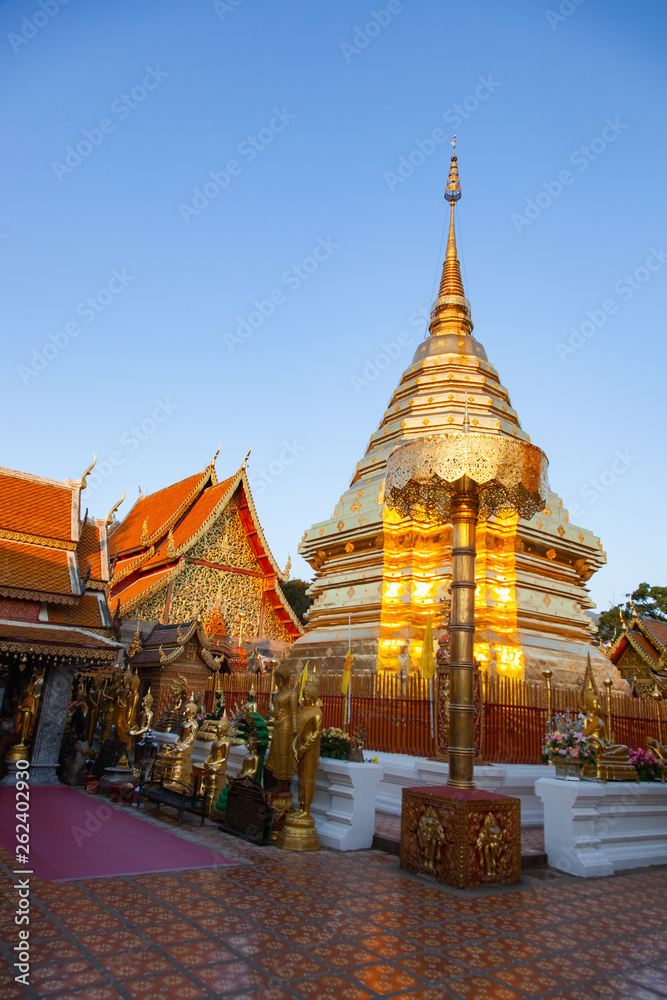 Fototapeta premium wat Phra That Doi Suthep Buddhist temple in Chiang Mai, Thailand