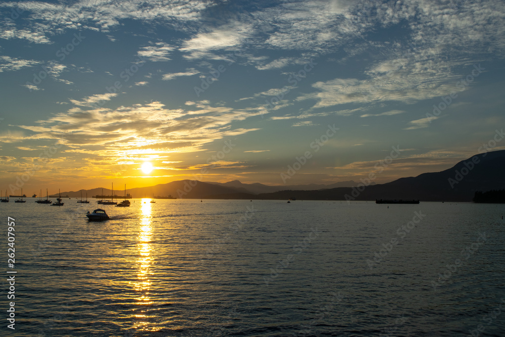 Naklejka premium Sun set on the water