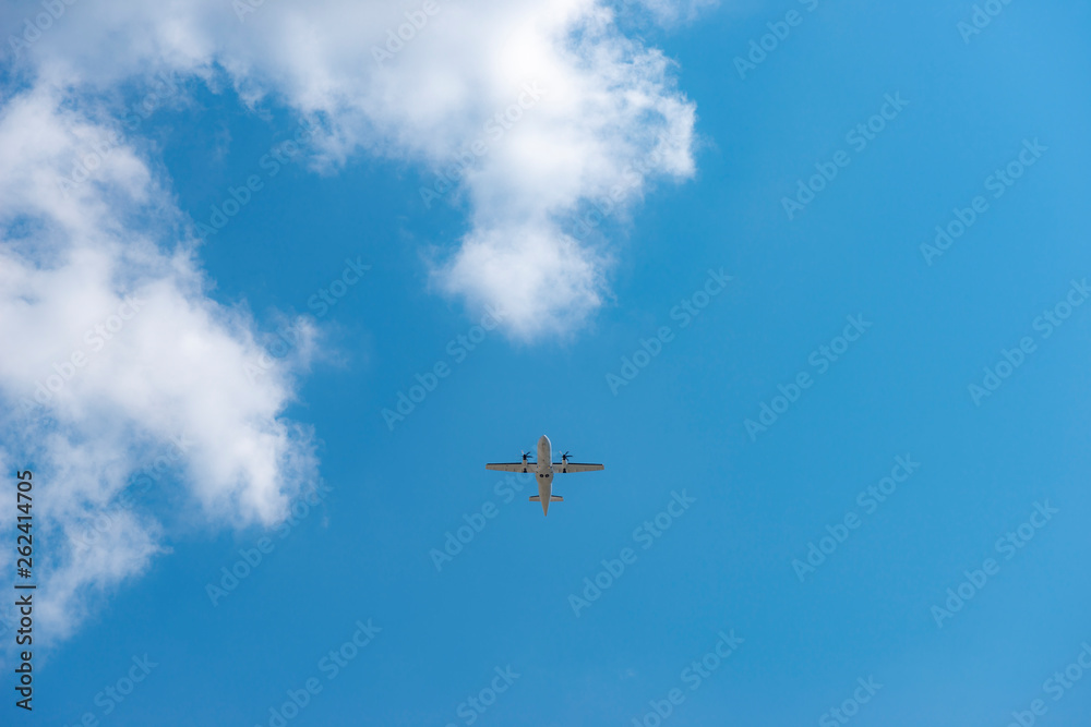 Fototapeta premium 空港から飛び立つ飛行機