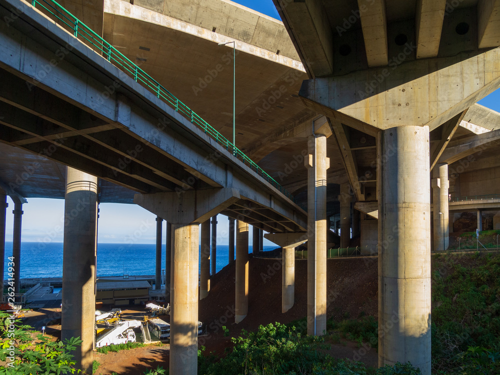 Obraz premium Chaos aus Stahl und Beton