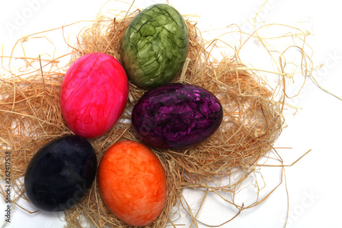 Bunt bemalte Ostereier in einer Holzbox mit Stroh