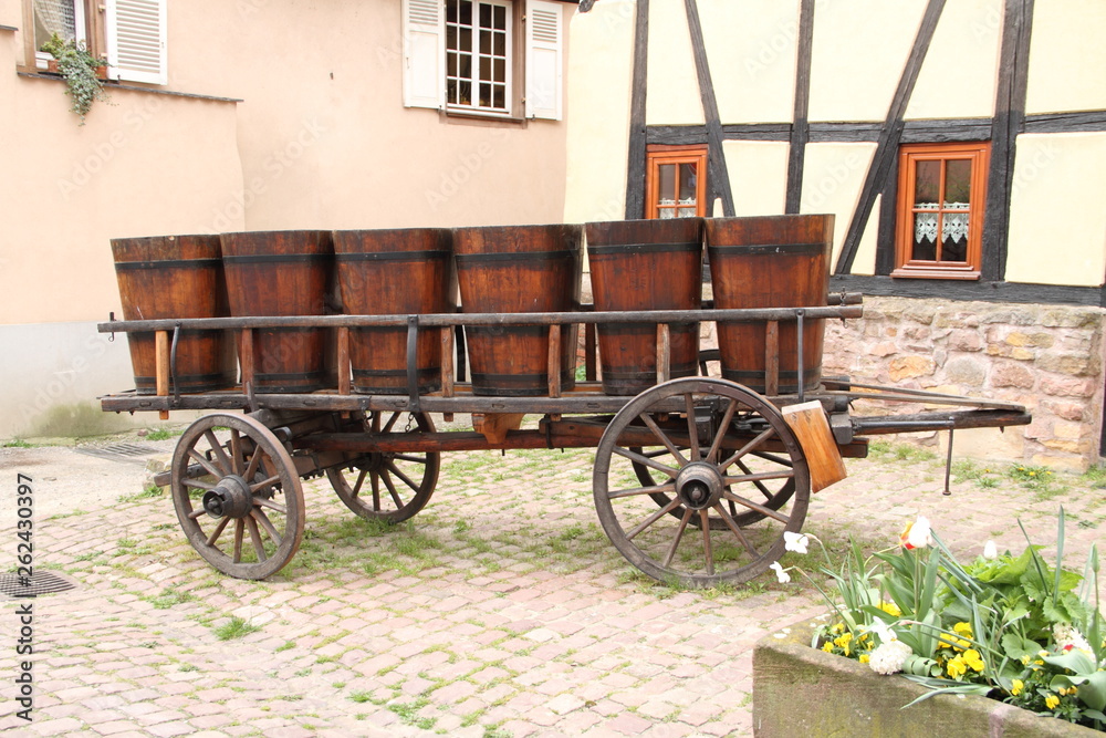 Fototapeta premium Holzkarren mit Weinfässer
