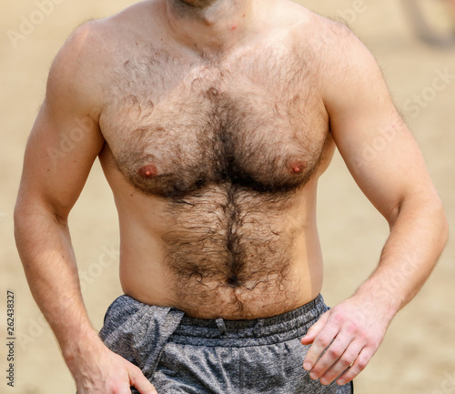 Foto A man with hair on his chest