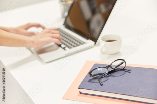 Laptop Computer und Dokumente auf Schreibtisch