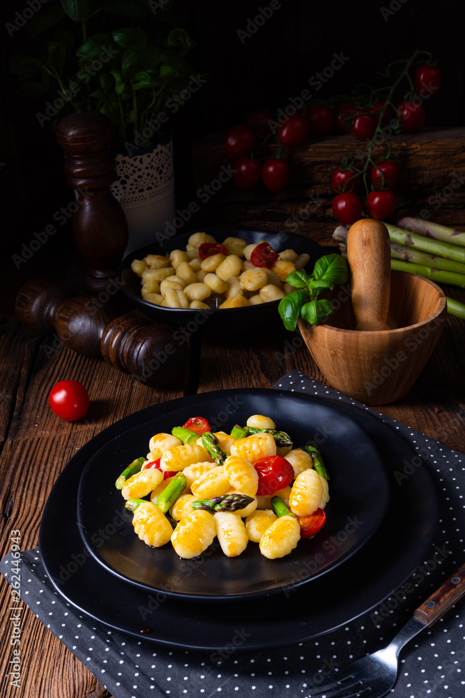 crispy gnocchi with roasted asparagus and tomatoes crispy gnocchi with roasted asparagus and tomatoes