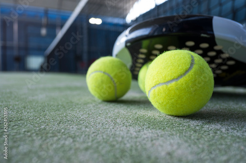 Paddle tennis racket and balls still life © FotoAndalucia