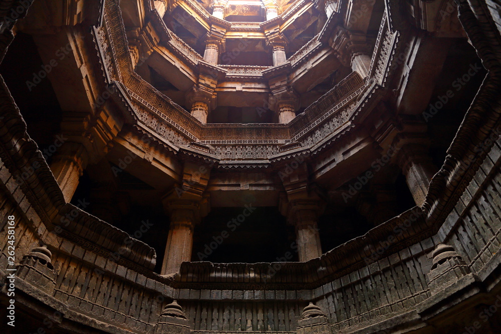 Obraz premium Dada Harir Vav stepwell is a Hindu water building in Asarwa Ahmedabad in the Indian state of Gujarat.