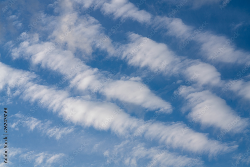Wolkenhimmel mit diagonalen Wolken