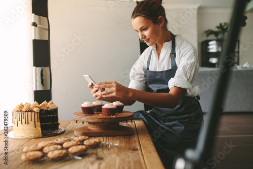 Tableau sur toile Confectioner photographing pastries