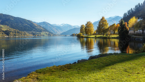 Fototapeta Naklejka Na Ścianę i Meble -  Beautiful landscape of alpine lake with crystal clear green water and Perfect blue sky.