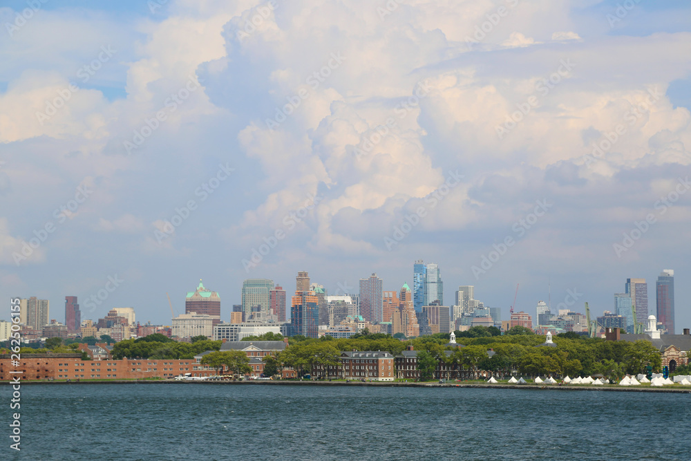 Obraz premium Panorama of New York and cloudy sky on a sunny day