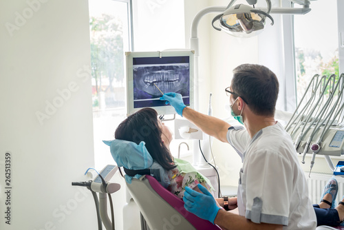Fotografie, Tablou Doctor dentist showing patient's teeth on X-ray
