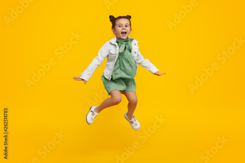 Photos Trendy kid jumping and screaming
