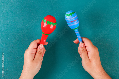 Obraz na plátně Diy cinco de mayo maracas from eggs, spoons and cereals on a green background
