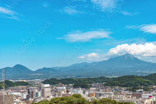 米子城天守跡からの米子市街地と大山の眺望