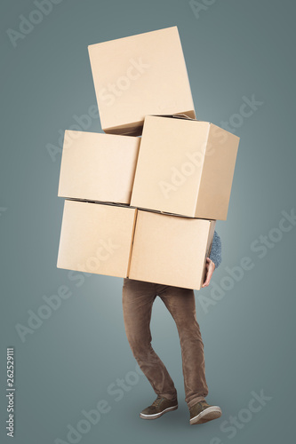 Mann trägt einen großen Stapel Kartons