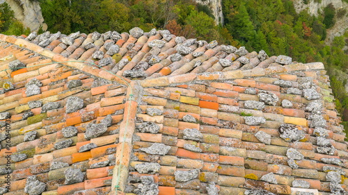 15816_Stones_and_rubbles_on_the_roof_shingles.jpg © Nordicstocks
