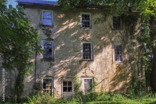 Shadowed ruin © AnthonyR