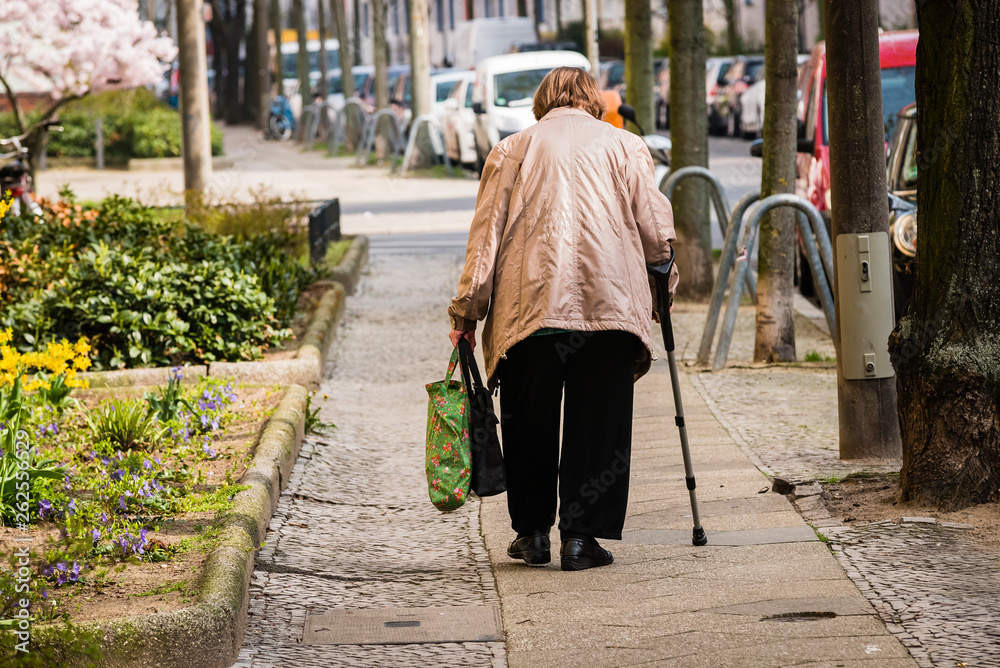 Walking Grandma From Behind Old Lady From Behind Going With Walker Stock Foto Adobe Stock 