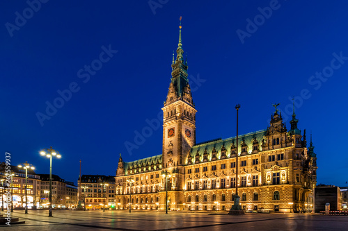Obraz na płótnie Rathaus hamburg zur blauen Stunde w salonie
