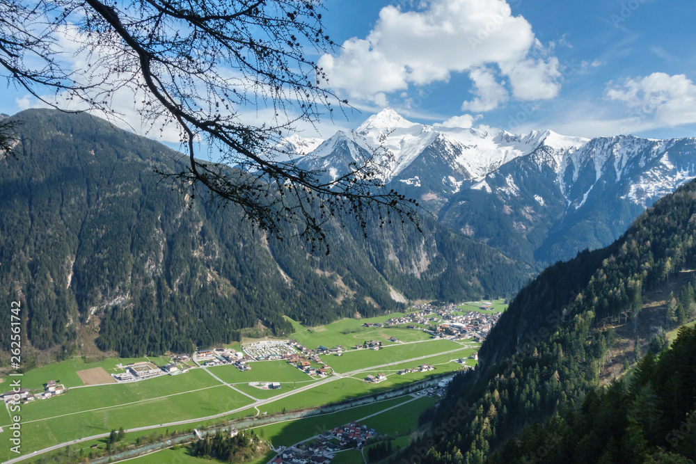 Blick auf Mayrhofen im Zillertal im Frühjahr