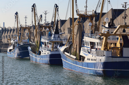 Fotografia Fishing trawlers in the harbor of Scheveningen, Holland