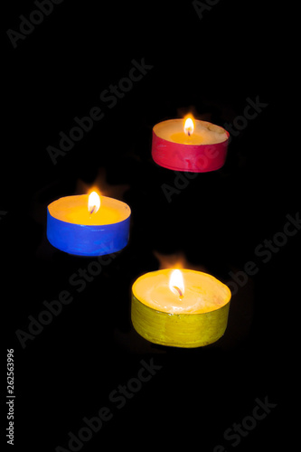 tres velas de colores