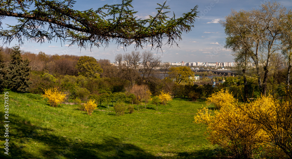 Obraz premium Landscape Spring Goloseevsky Botanikal Park