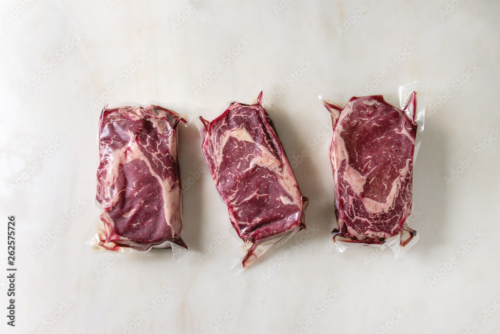 Foto Raw beef steaks