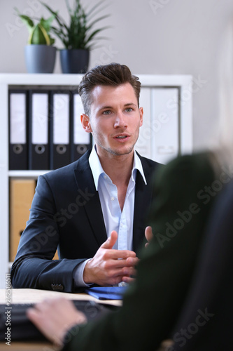 Junger Mann beim Bewerbungsgespräch