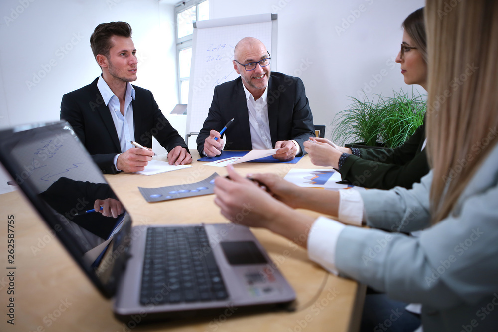 Chef und Mitarbeiter in einer Besprechung Chef und Mitarbeiter in einer Besprechung