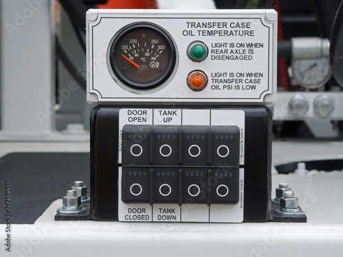 Transfer case oil temperature gauge