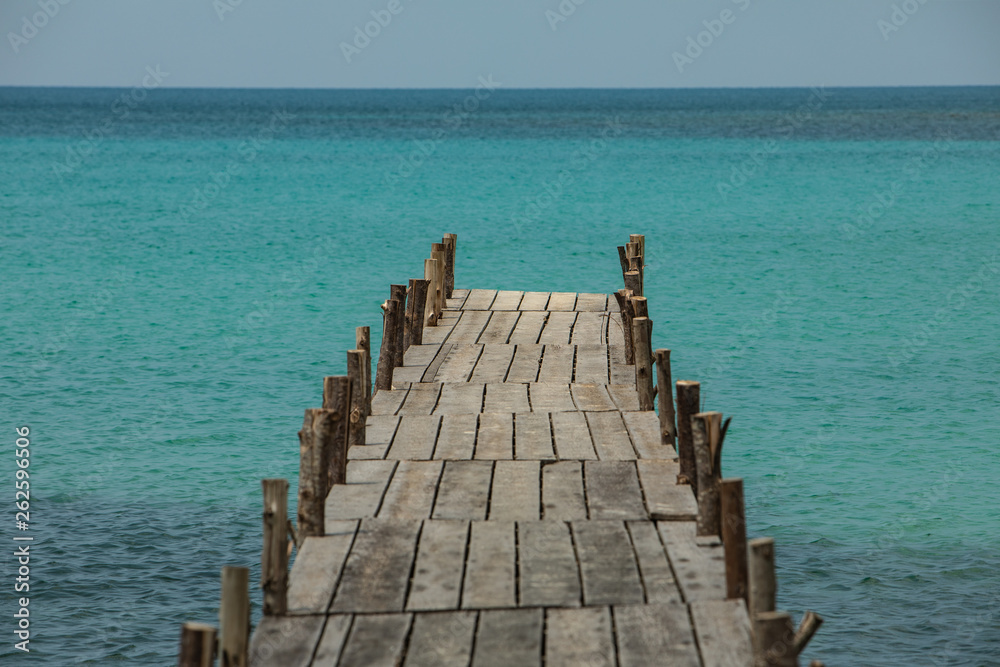 Ponton à Dusita Resort. Île de Ko Kut, Thaïlande