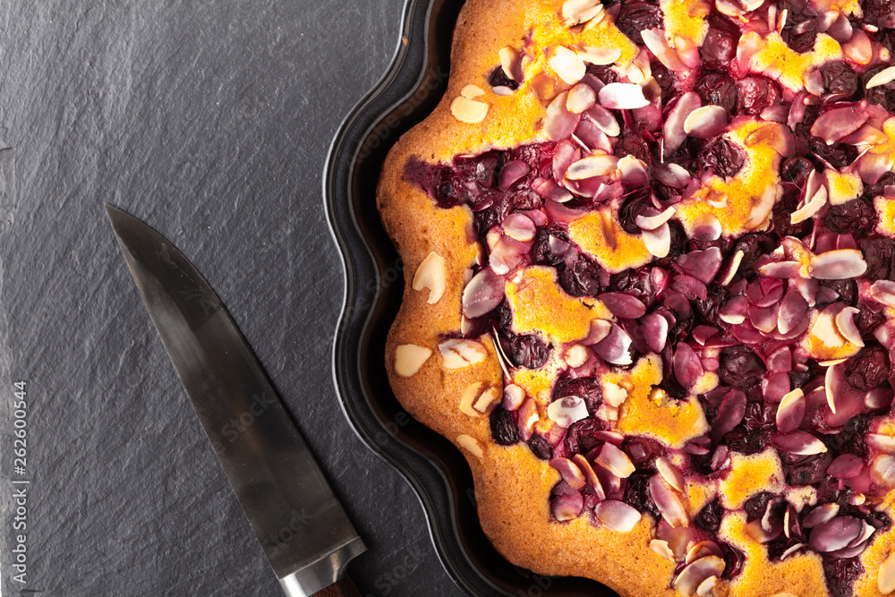 Obraz premium tart with blackberry on dark back sliced pie with berries