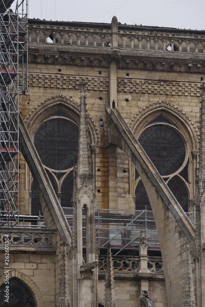 Coulée d'étain sous l'arc boutant après l'incendie de la cathédrale Notre Dame de Paris
